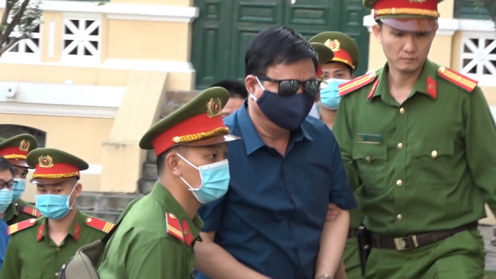 Video: Ông Đinh La Thăng được đưa tới tòa ở TP.HCM