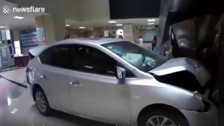 Video: Tài xế đạp nhầm chân ga, ô tô lao thẳng vào sảnh bệnh viện 