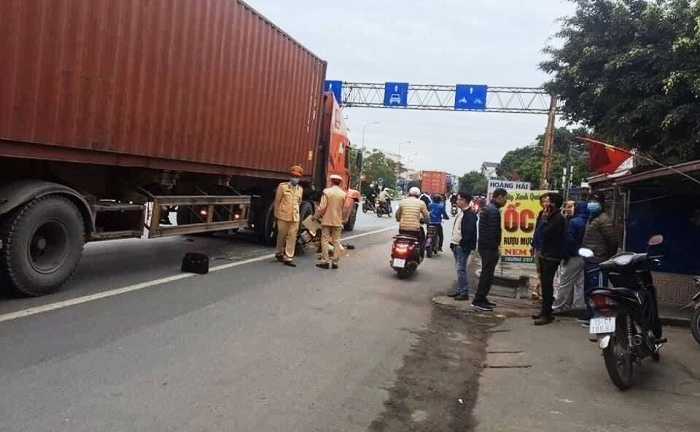 Giúp người gặp nạn trên đường, người đàn ông bị container tông chết thương tâm