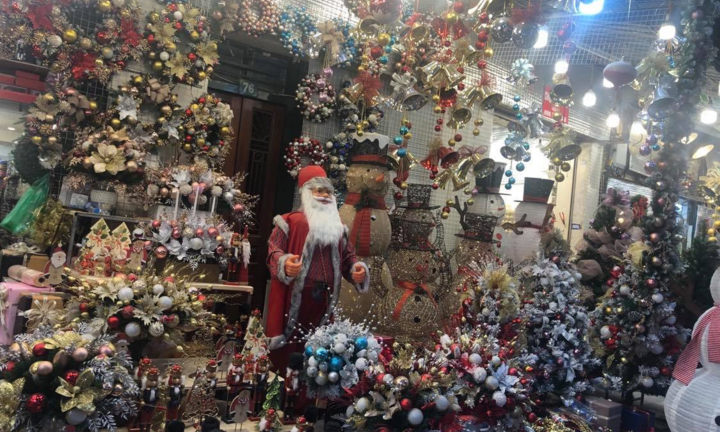 Thị trường Hà Nội rực rỡ mùa Giáng sinh, người mua vẫn thưa thớt