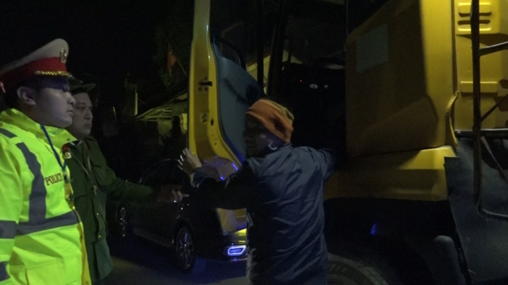 Video: CSGT ra quân, xe quá khổ quá tải cày nát đê Hữu Hồng 'mất dạng'