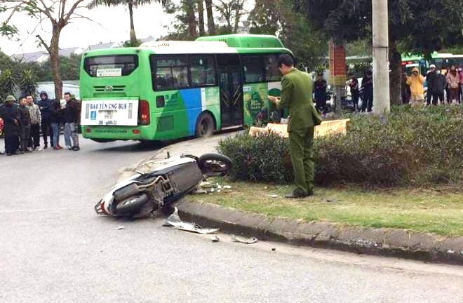 Xe máy va chạm xe buýt, thanh niên 19 tuổi thiệt mạng