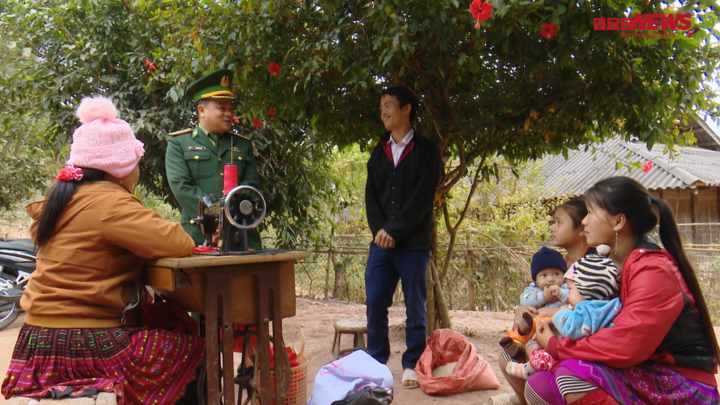 Video: Đại uý Biên phòng cắm bản, lập chi bộ trên bản nghèo Phìn Hồ