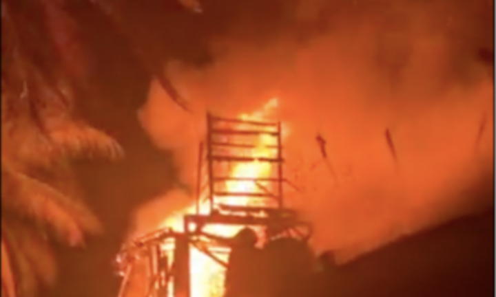 Quảng Bình: Ngư dân bất lực nhìn tàu cá cháy ngùn ngụt trong đêm