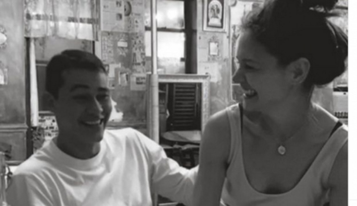 Katie Holmes và bạn trai lần đầu công khai thể hiện tình cảm trên Instagram