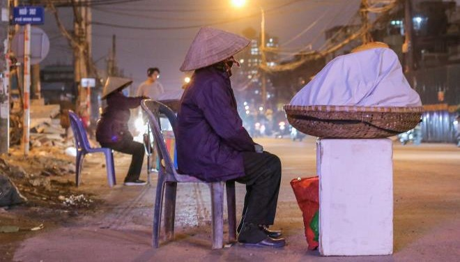 Người lao động ở Hà Nội miệt mài mưu sinh trong đêm lạnh thấu xương
