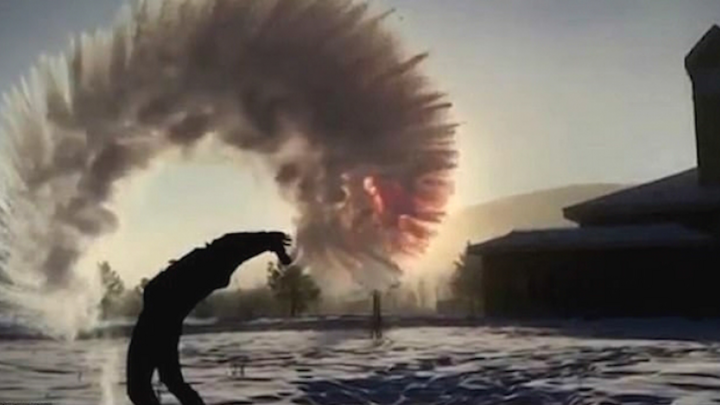 Khung cảnh tuyệt đẹp khi hất tung nước nóng lên không trung ở tiết trời -44 độ C