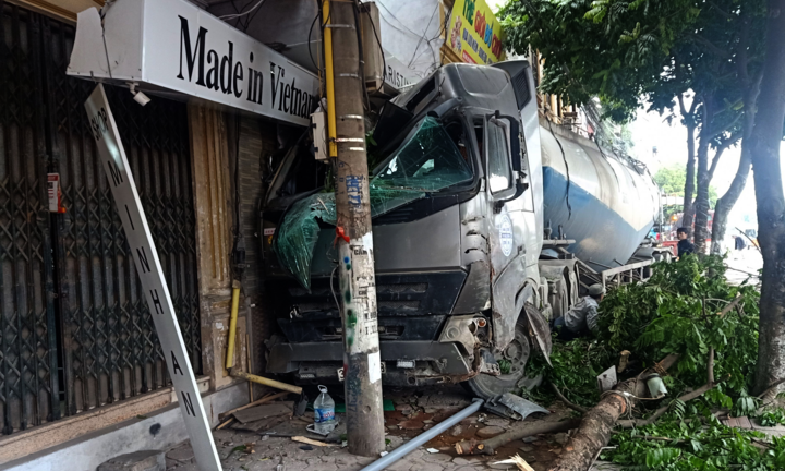 Xe bồn lao lên vỉa hè, húc đổ hàng loạt biển hiệu nhà dân