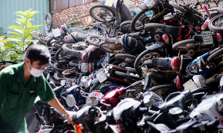 Ảnh: Xe máy vô chủ chất đống trong 2 bến xe ở TP.HCM
