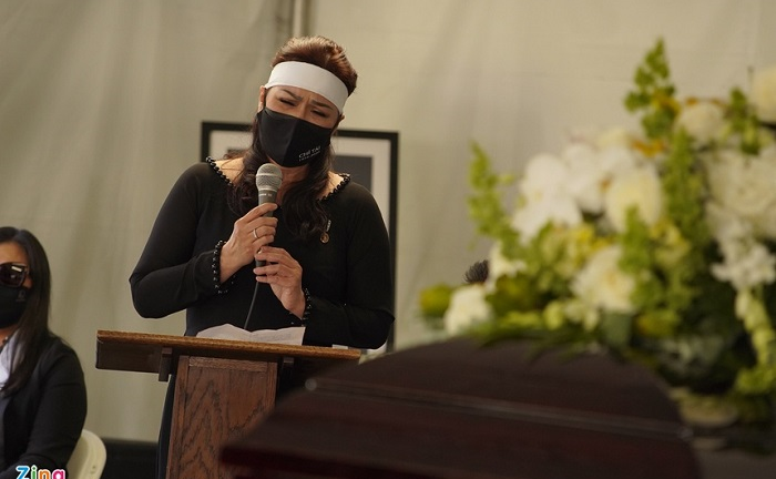 Vợ Chí Tài khóc nghẹn, hát 'Em ở đâu' tiễn biệt chồng về nơi an nghỉ