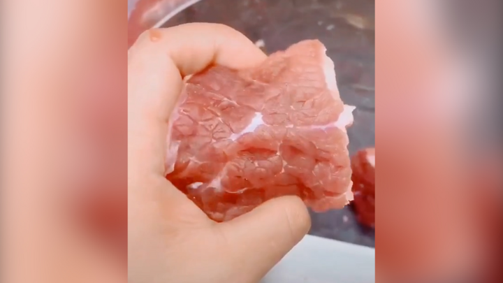 Video: Miếng thịt lợn tươi sống 'co giật' khiến người xem nổi da gà