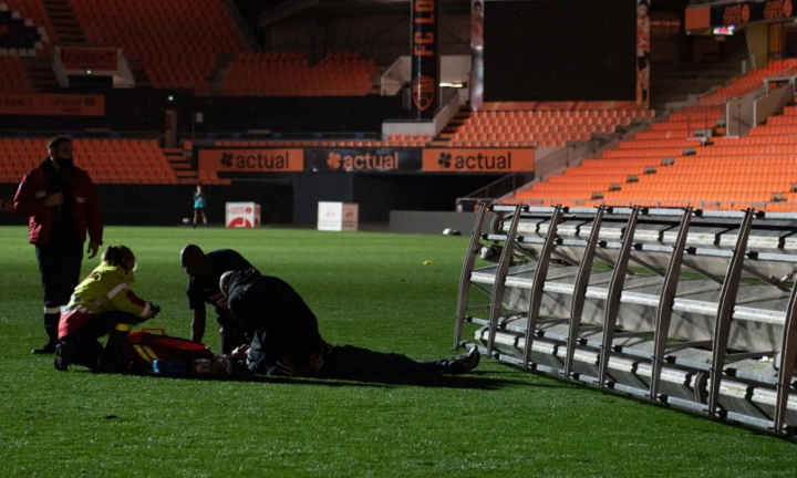 Bị đèn trên sân bóng rơi trúng người, nhân viên CLB Pháp chết thương tâm