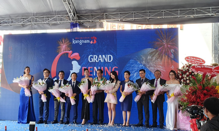 Cùng Phi Thanh Vân, Tiểu Vy khám phá bệnh viện thẩm mỹ 5 sao tại Sài Gòn