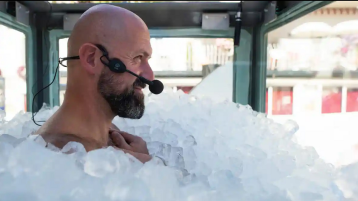 Video: Người đàn ông lập kỷ lục ngâm mình trong đá lạnh hơn 2 giờ đồng hồ