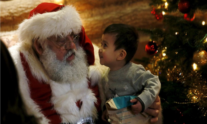 Trả lời thế nào khi bé hỏi 'ông già Noel có thật không'?