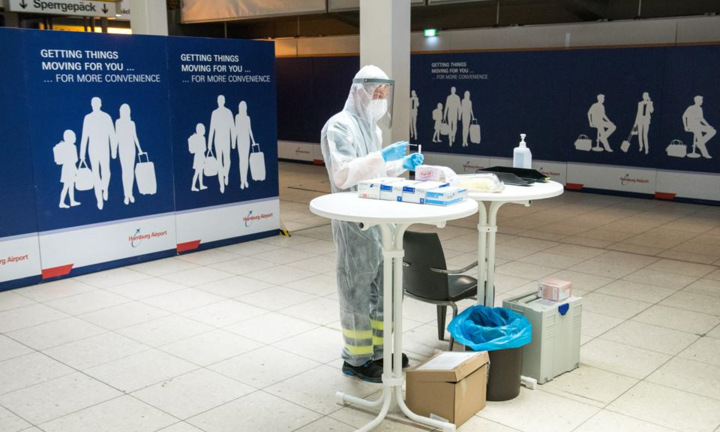 Bị giữ ở sân bay Đức vì biến thể COVID-19, du khách Anh lên mạng xã hội cầu cứu