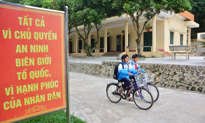 Người cha nuôi đặc biệt của cậu bé dân tộc Dao