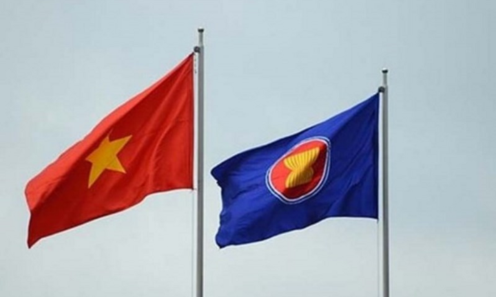 Việt Nam gia nhập ASEAN: Khi lá cờ đỏ sao vàng tung bay trên bầu trời Brunei