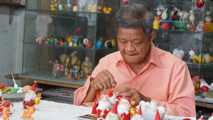 Video: Thầy giáo về hưu 'biến' vỏ trứng thành ông già Noel