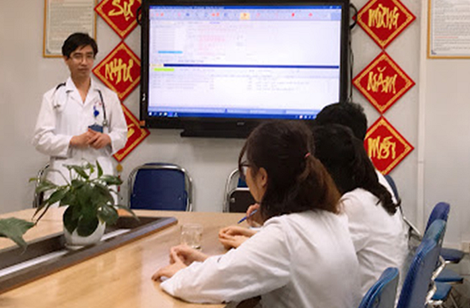 Người thầy thuốc hết lòng vì người bệnh