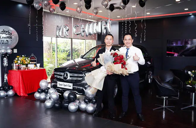 Mạng xã hội xôn xao chuyện nhân viên bán ô tô được khách trả ơn bằng xe Mercedes