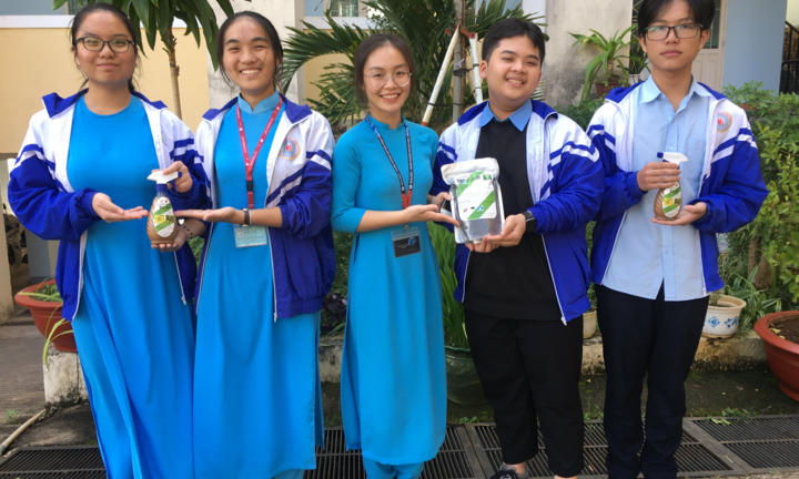 Học sinh biến vỏ hạt điều, lá dã quỳ thành chế phẩm hữu cơ thân thiện môi trường