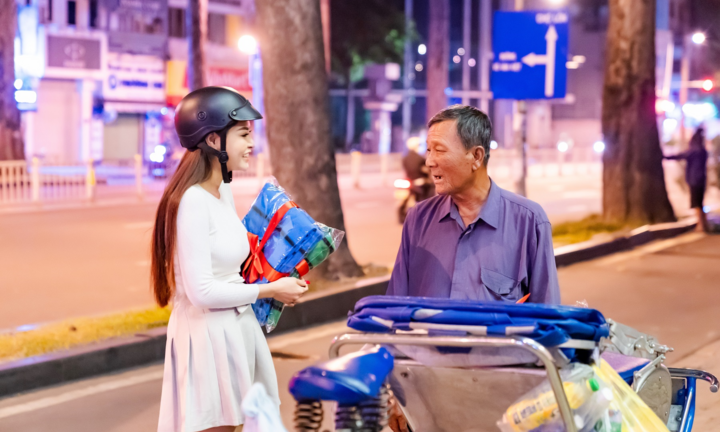 Hoa hậu Di Khả Hân xuống phố tặng chăn ấm cho bà con cơ nhỡ