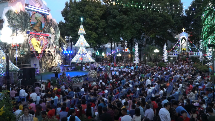 Video: Người dân TP.HCM đổ về nhà thờ dự thánh lễ mừng Giáng sinh