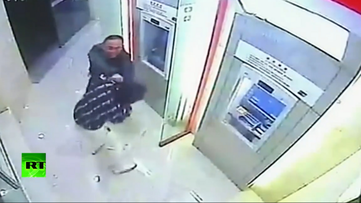 Video: Đánh bại tên cướp, nạn nhân bình thản tiếp tục rút tiền ở ATM