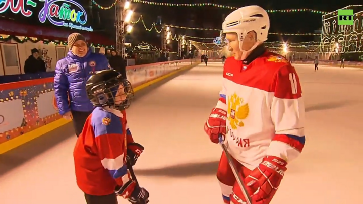 Video: Cậu bé đặc biệt được chơi khúc côn cầu cùng Tổng thống Putin dịp Noel