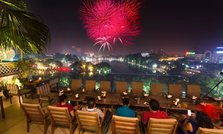 Gần 2 triệu đồng cho một chỗ ngắm pháo hoa đêm giao thừa ở Hà Nội