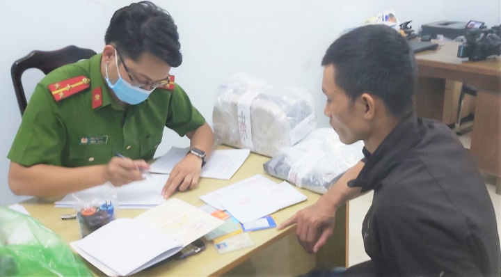 Kẻ chuyên làm giả giấy phép lái xe bị Cảnh sát 911 Đà Nẵng bắt giữ