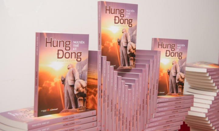 PGS.TS Nguyễn Thế Kỷ ra mắt tiểu thuyết 'Hừng đông'