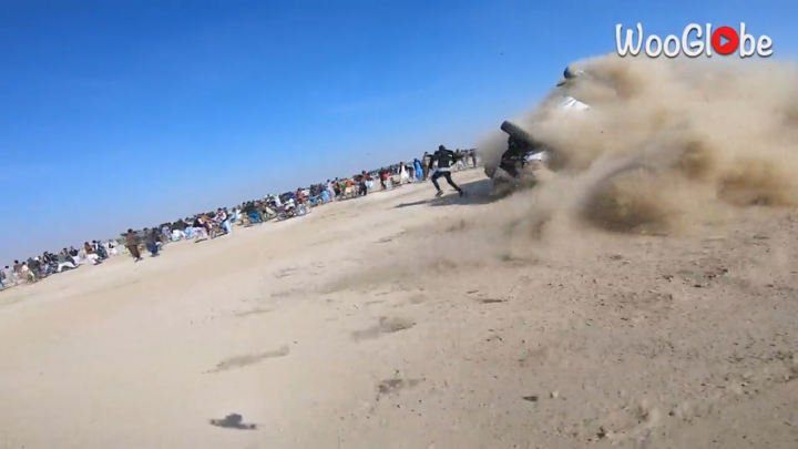 Video: Xe bán tải lật tại đường đua, nhiếp ảnh gia suýt bị đè chết