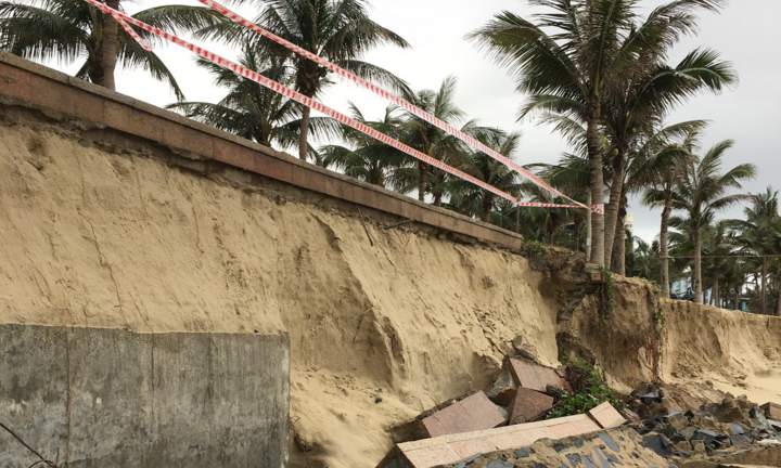 Bãi biển bị sóng nuốt chửng, Đà Nẵng cảnh báo nguy hiểm