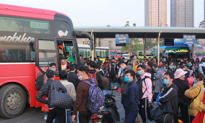 Ảnh: Hành khách đeo khẩu trang, đo thân nhiệt hối hả lên xe về quê nghỉ Tết