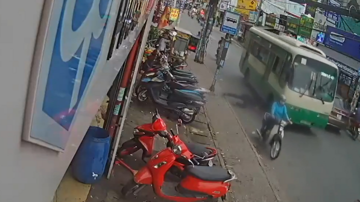 Video: Người đàn ông cố tình lao vào gầm xe buýt ở TP.HCM