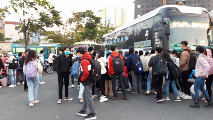 Ảnh: Dân đổ về quê chơi Tết, bến xe ở Hà Nội quá tải