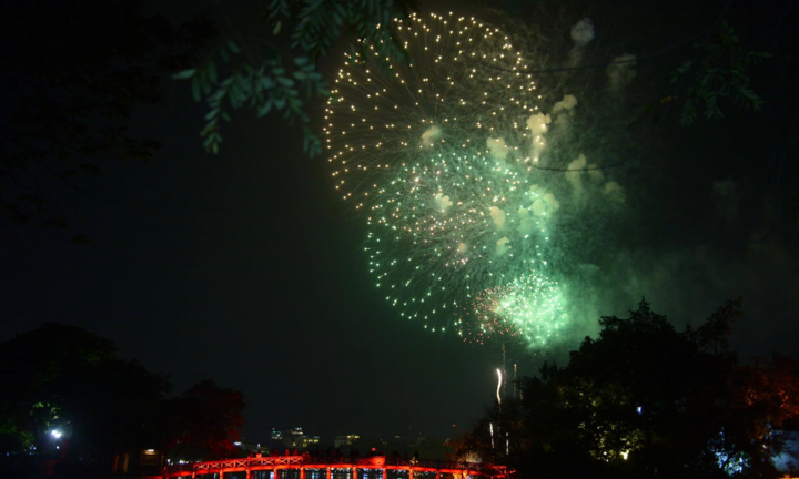 Video: Mãn nhãn màn pháo hoa chào đón năm mới 2021