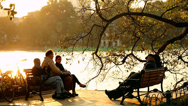 Dự báo 8 độ C, thực tế 14 độ, trưa nắng như hè: Chuyên gia khí tượng giải thích