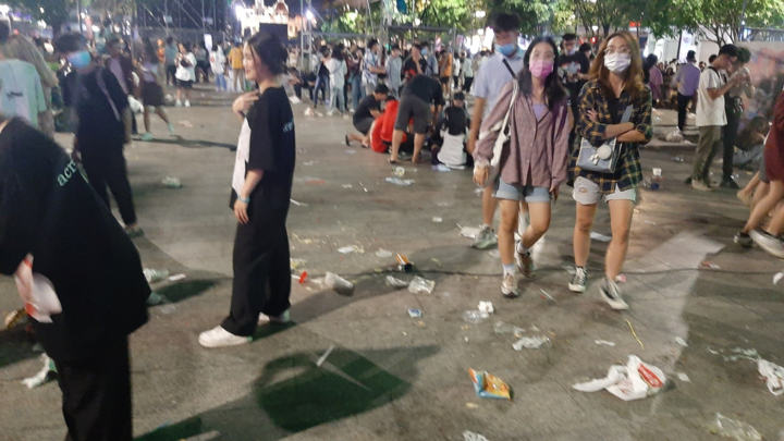 TP.HCM: Phố đi bộ Nguyễn Huệ ngập trong rác sau màn pháo hoa chào năm mới 2021