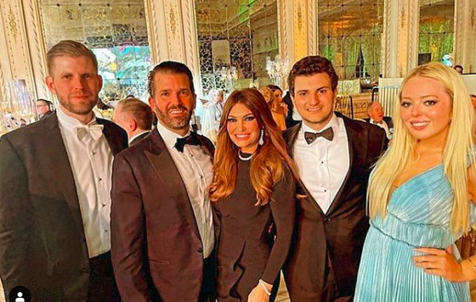 Tổ chức tiệc giao thừa rồi biến mất, Tổng thống Trump khiến khách chưng hửng