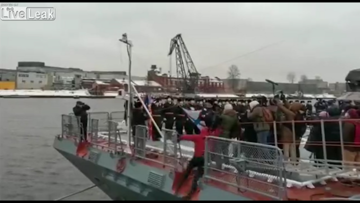 Video: Mải chọn góc đẹp, người quay phim suýt chết 