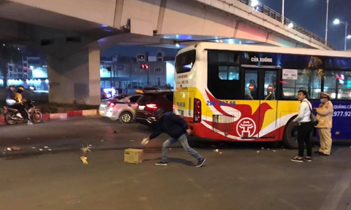 Hà Nội: Đi bộ sang đường, cụ bà bán hàng rong bị xe buýt cán chết