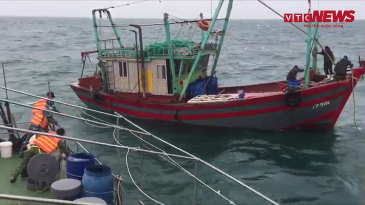 Bộ đội biên phòng giải cứu 4 ngư dân tàu cá gặp nạn trên vùng biển Bạch Long Vỹ