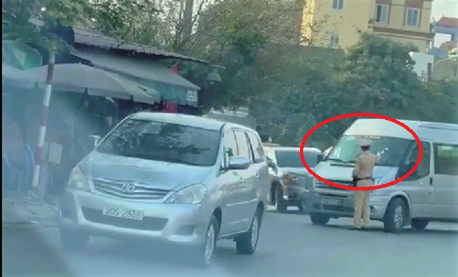 Danh tính tài xế ô tô 16 chỗ nhấn ga đẩy CSGT đi lùi trên phố Hà Nội