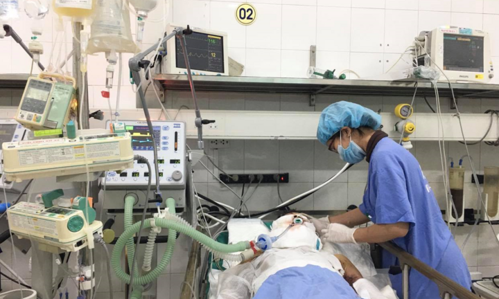 Nổ bình gas khi nấu ăn, 2 thanh niên bị chấn thương nặng