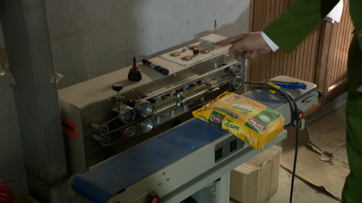 Phù phép 4 tấn bánh quy hết hạn sử dụng bằng cách đánh tráo bao bì ở Hà Nội