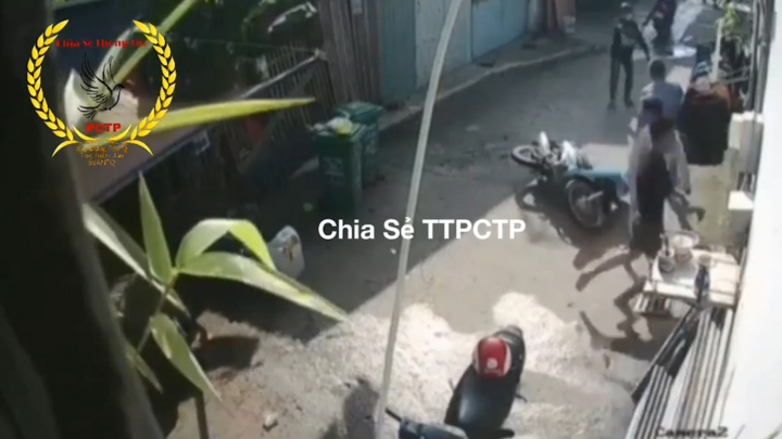 Video: Bị chủ nhà phát hiện, hai tên trộm xe máy xịt hơi cay tẩu thoát