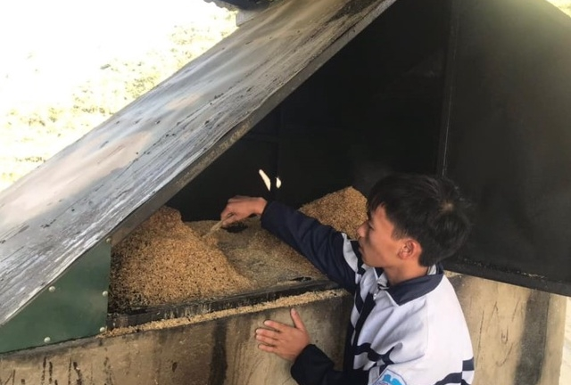 Thầy giáo vùng cao sáng chế hệ thống ủ nước nóng chống rét cho học sinh